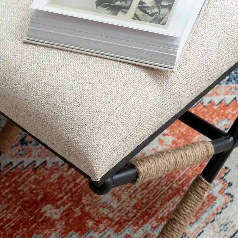 Banco decorativo boho com estrutura metálica