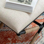 Banco decorativo boho com estrutura metálica