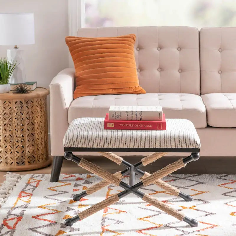 Banco decorativo boho com estrutura metálica