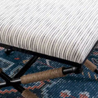 Banco decorativo boho com estrutura metálica