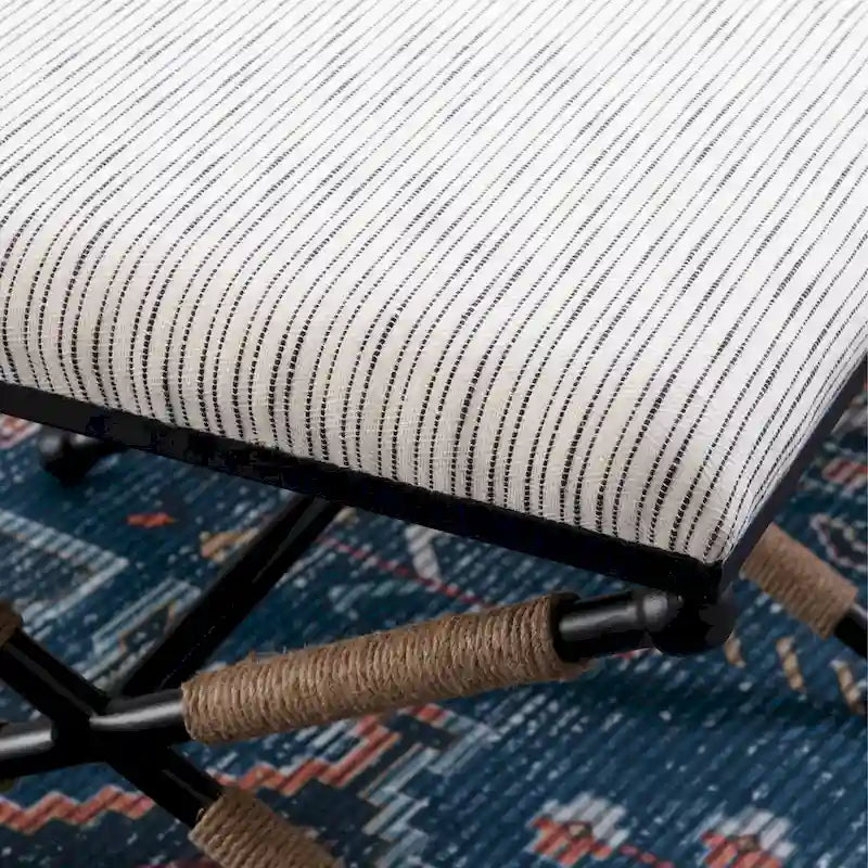 Banco decorativo boho com estrutura metálica