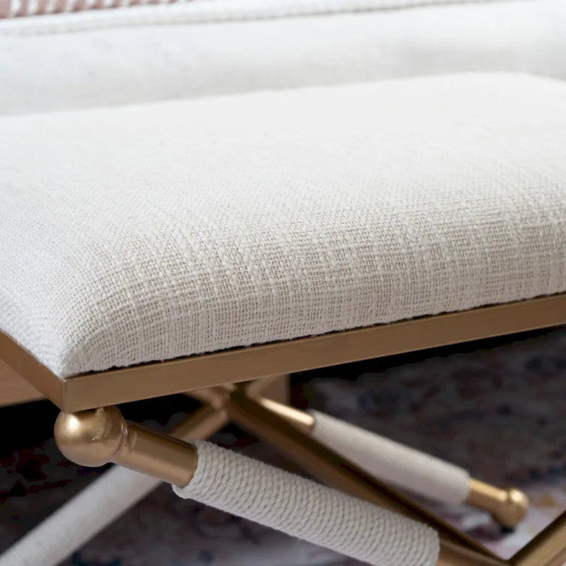 Banco decorativo boho com estrutura metálica