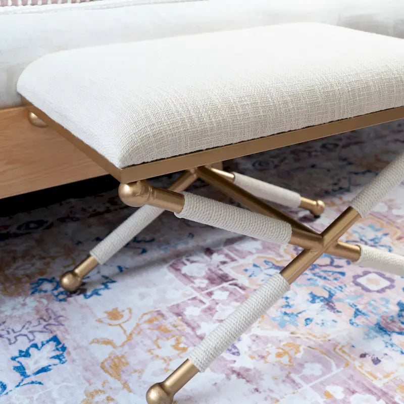 Banco decorativo boho com estrutura metálica