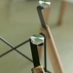 Tavolo da pranzo con piano rotondo in vetro e gambe in legno